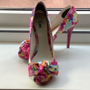 Gorgeous floral peep toe platform pump SZ 8